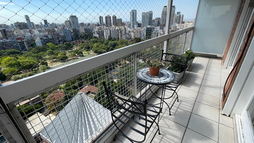 Balcón del consultorio con vista al Parque Las Heras